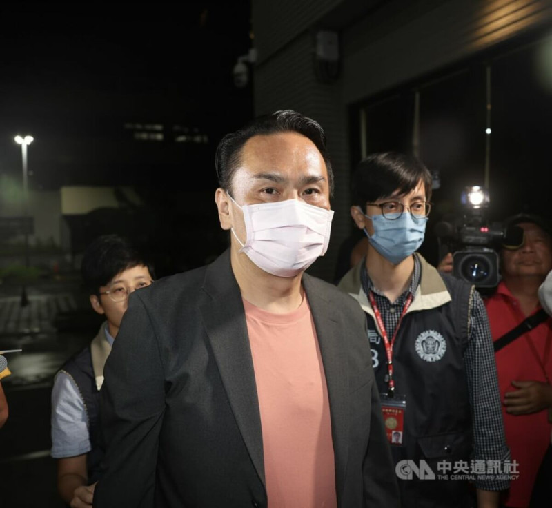 圖為國民黨台北市議員陳重文28日晚間被移送地檢署複訊。中央社記者王飛華攝114年5月28日   