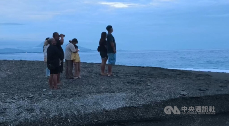 台東縣太麻里海邊一名男童28日傍晚在出海口被沖入大海，釣客見狀放下釣竿救人，也被海水拖下失蹤。圖為家屬在岸邊焦急等待。中央社記者盧太城台東攝  1140528   