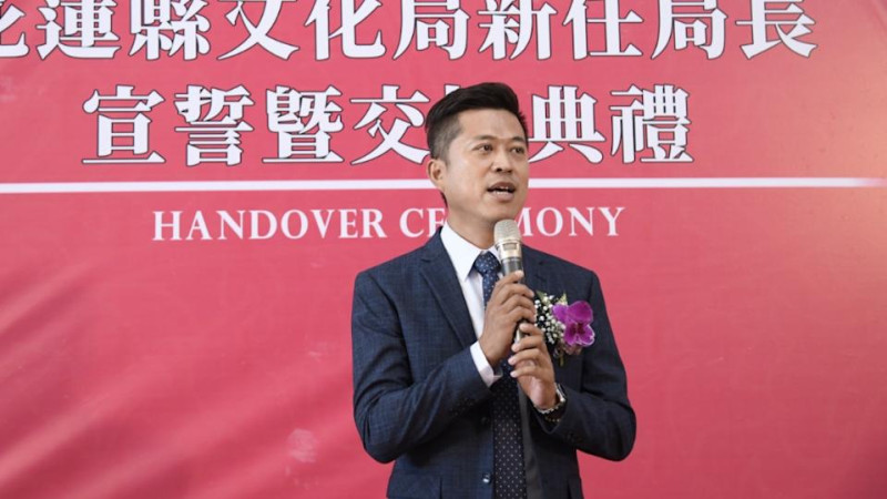 花蓮縣文化局局長吳勁毅因涉嫌私用公務車、圖利特定廠商，28日晚間遭花蓮地院裁定羈押禁見。   圖：翻攝花蓮縣府官網