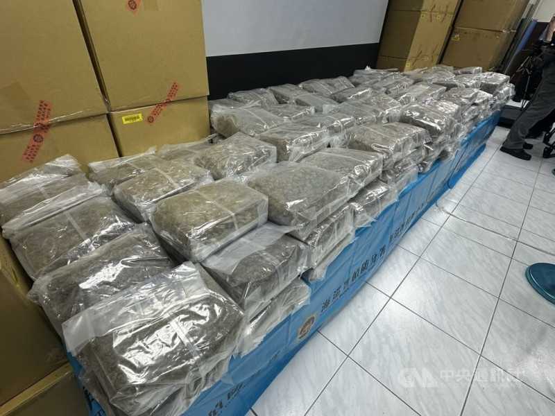 海洋委員會海巡署偵防分署29日召開記者會表示，「進漁滿368號」涉嫌運送毒品，船隻進入台灣東沙海域時經海巡人員登船查驗，在密艙起出市價約新台幣8.5億元的402公斤大麻。中央社記者劉建邦攝 114年5月29日   