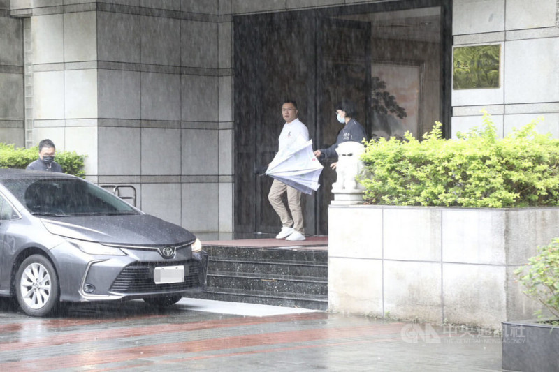 北檢偵辦北市雙吳罷免提議書涉偽造案，29日再度展開偵查行動，指揮調查局傳喚國民黨台北市議員張斯綱（中）。圖為張斯綱上午11時許步出台北市調查處，準備搭車前往台北地檢署複訊。中央社記者謝幸恩攝  114年5月29日   