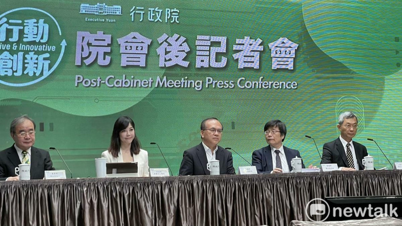 衛福部說明，已經儲備足夠疫苗和抗病毒藥物。衛福部次長周志浩（右二）。   圖：高逸帆／攝