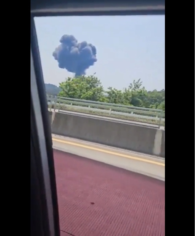 傳韓國海軍P-3反潛巡邏機29日意外墜毀東南部城市浦項山區引發山火，機上4名乘員傷亡未明。   圖：截自「X」@web3devilder