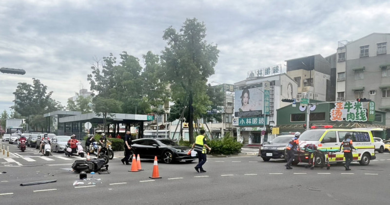 台南市海安路與府前路口29日發生多元化計程車和機車碰撞車禍，造成雙載機車1人命危及1人受傷，送醫救治。（台南市警局提供）中央社記者張榮祥台南傳真 114年5月29日   