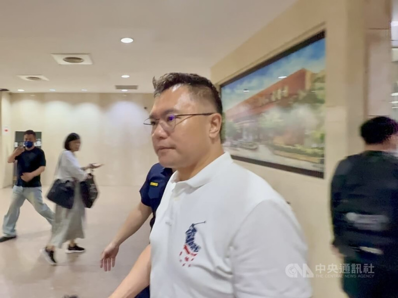 台北地檢署偵辦北市雙吳罷免提議書涉偽造案，29日指揮調查局台北市調處傳喚國民黨台北市議員張斯綱（中）說明。調查局上午11時30分許將張斯綱移送北檢複訊。據了解，張斯綱已改列被告。中央社記者林長順攝  114年5月29日   