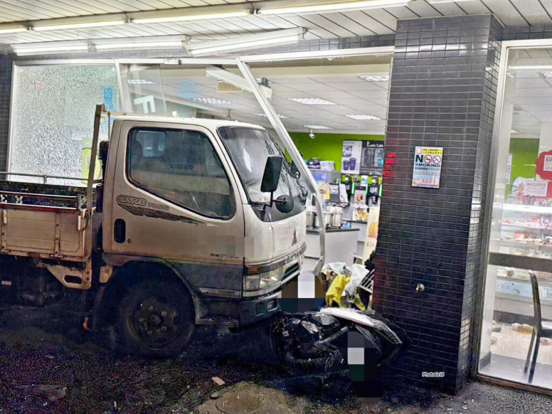 新竹縣楊姓女子29日駕駛貨車行經竹東鎮中豐路3段，卻撞上機車再衝撞進超商，竹東警分局表示，楊女疑因分心未注意車前狀況，所幸未造成人員受傷。（竹東警分局提供）中央社記者郭宣彣傳真 114年5月29日   