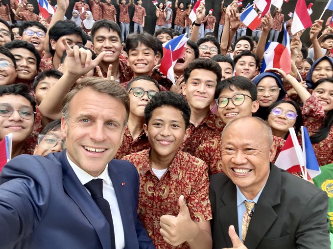 法國總統馬克宏近期出訪東南亞國家，並在與印尼總統蘇比安托共同舉辦的記者會中，宣布兩國簽署國防意向書的消息。圖為受到印尼民眾熱烈歡迎的馬克宏。   圖：翻攝自 @EmmanuelMacron X 帳號