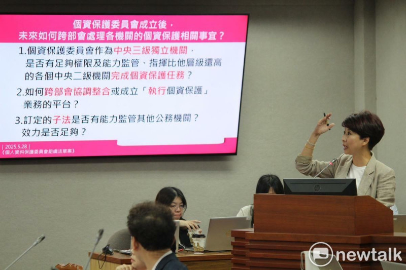立法委員陳亭妃於立法院排審「個人資料保護委員會組織法草案」時，強力要求，在個資保護委員會即將設立為三級獨立機關之際，如何確保二級機關確實落實個資保護責任，子法內容必須明確且具強制力。   圖：陳亭妃服務處提供