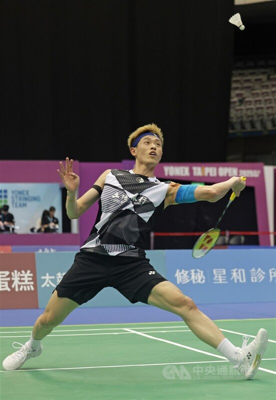 BWF超級750的新加坡羽球公開賽，台灣「左手重砲」林俊易今天晉級男單8強。（中央社檔案照片）   