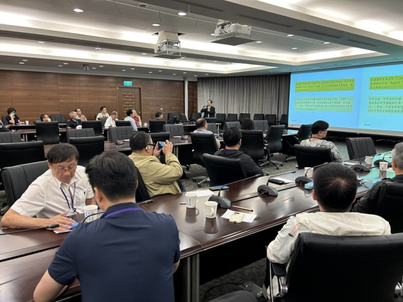 海基會29日舉辦「2025大陸台商端節活動」，針對台商關心的國際經貿變化安排專題簡報，協助台商掌握全球供應鏈重組下的應變之道。   圖：海基會提供