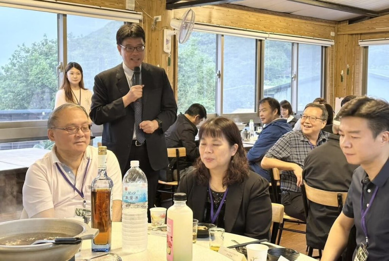 海基會29日舉辦「2025大陸台商端節活動」,陸委會主委邱垂正到場向台商致意。 圖:海基會提供