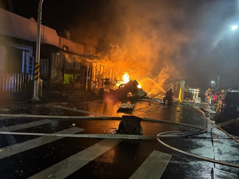 台東縣成功鎮市區一家餐廳30日凌晨發生火警，現場發出氣爆聲，消防局獲報立即派遣人車前往搶救，幸無人員傷亡。   圖/台東縣消防局提供