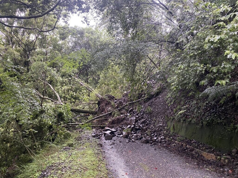 雪霸國家公園大鹿林道東線不堪近日大雨侵襲，多處路段出現坍方落石意外，雖然30日已有工程單位進場搶修，但山區雨勢尚未停歇，搶通之前暫時禁止自行車進入，也提醒山友調整行程避免受困。（雪霸國家公園管理處提供）中央社記者管瑞平傳真 114年5月30日   