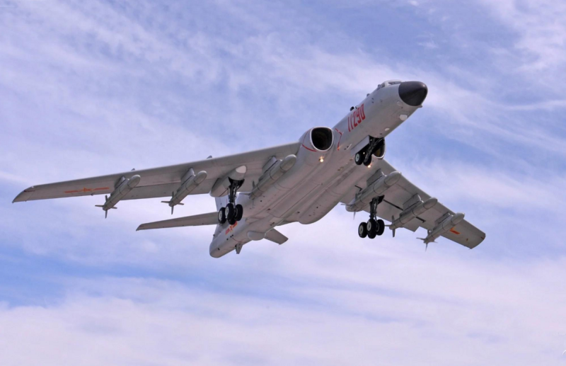 根據《路透社》報導與衛星影像顯示，中共空軍兩架轟-6遠程轟炸機於5月中旬罕見降落在具有主權爭議的南海西沙群島永興島，引發國際關注。   圖:翻攝自百度