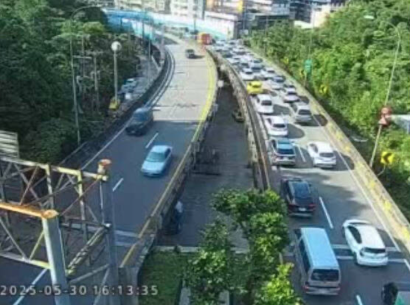 公路局預估明日省道易壅塞路段，包括台2線淡水、萬里、福隆路段等，提醒民眾避開該路段，避免塞於車陣中。   圖：翻攝自公路局官網