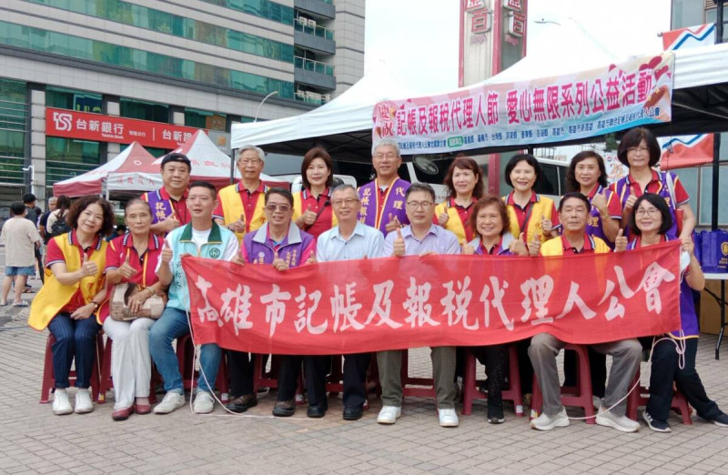 高雄市記帳及報稅代理人公會在大遠百廣場前設立捐血主活動場地。 圖:孫家銘攝