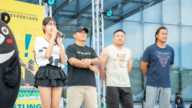 安芝儇、張泰山、鄭達鴻、倪福德(左至右)號召市民體驗全台最熱血端午龍舟活動。 圖:高雄市運發局/提供