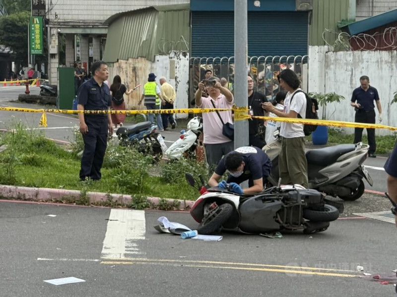 新北市三峽區北大國民小學外19日一輛自小客車衝撞多名路人，涉肇事的駕駛31日傷重不治。圖為檢警在案發現場蒐證。（中央社檔案照片）   