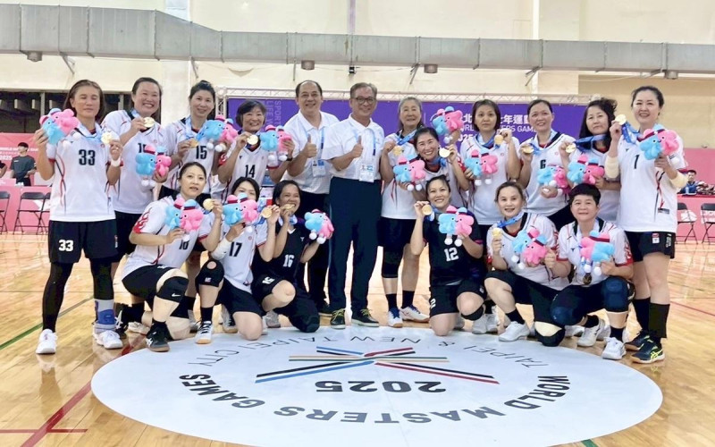 小港國中畢業校友勇奪一面2025世壯運女子手球金牌。   圖：高雄市教育局/提供