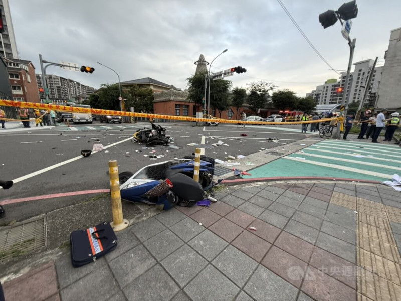 新北市三峽19日發生重大車禍，一輛自小客車不明原因衝撞路人釀3死。圖為事故現場車輛碎片等物品散落一地。（中央社檔案照片）   