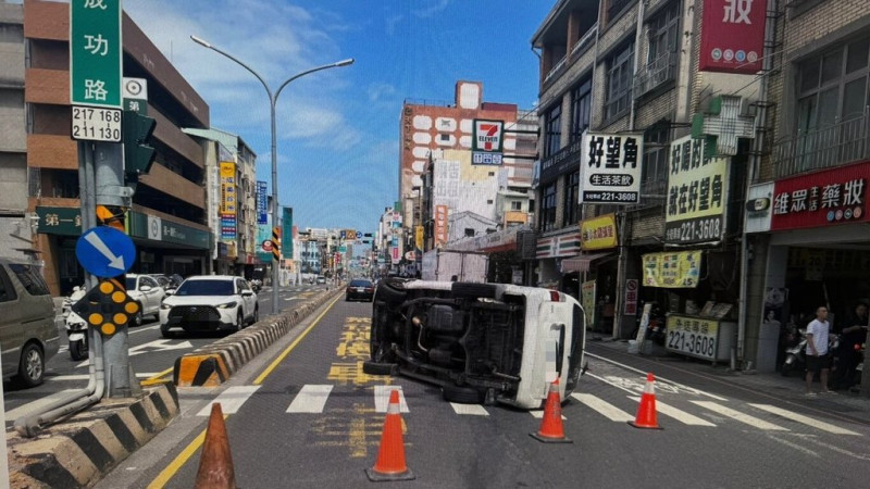 台南市洪姓男子31日駕駛自小貨車行經北區成功路、忠義路口時撞上分隔島，自小貨車翻覆在斑馬線上。（台南市警局提供）中央社記者張榮祥台南傳真  114年5月31日   