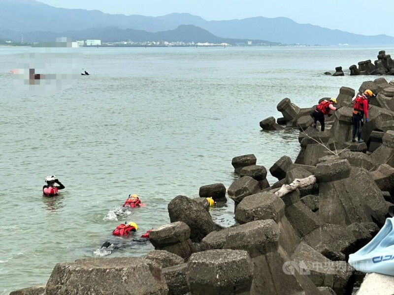 3名外籍學生30日在新北市貢寮區海岸邊遭海浪捲走，2人遭救起，其中1名美國大學生失聯，消防局31日持續出動船艇人員搜救，圖為救援人員在消波塊附近搜救。（翻攝畫面）中央社記者黃旭昇新北傳真 114年5月31日   