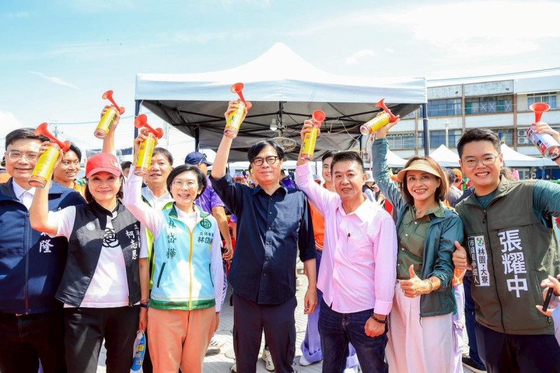陳其邁(中)為林園龍舟錦標賽鳴槍，高雄市長參選人賴瑞隆、柯志恩、林岱樺(左一至左三)、許智傑(右三)、邱議瑩(右二)難得同框。   圖：高雄市政府/提供
