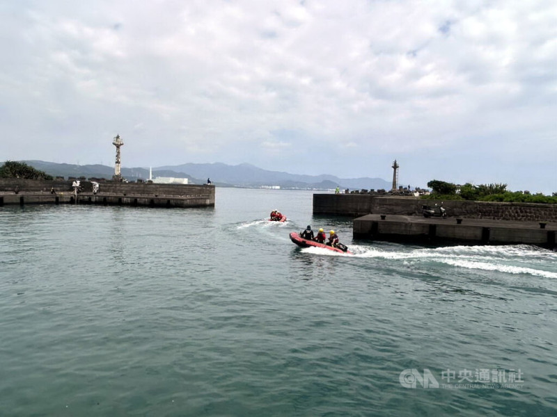 3名外籍學生30日在新北市貢寮區海岸邊遭海浪捲走，2人遭救起，其中1名美國大學生失聯，消防局31日持續出動船艇人員搜救。（翻攝畫面）中央社記者黃旭昇新北傳真     114年5月31日   