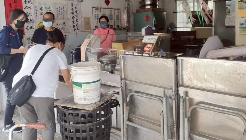 衛生局派員前往天成潤餅店稽查。   圖：高雄市衛生局/提供