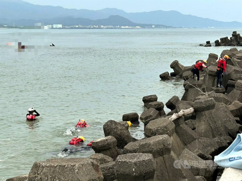 3名外籍學生30日在新北市貢寮區海岸邊遭海浪捲走，圖為救援人員在消波塊附近搜救。（翻攝畫面）中央社記者黃旭昇新北傳真 114年5月31日   