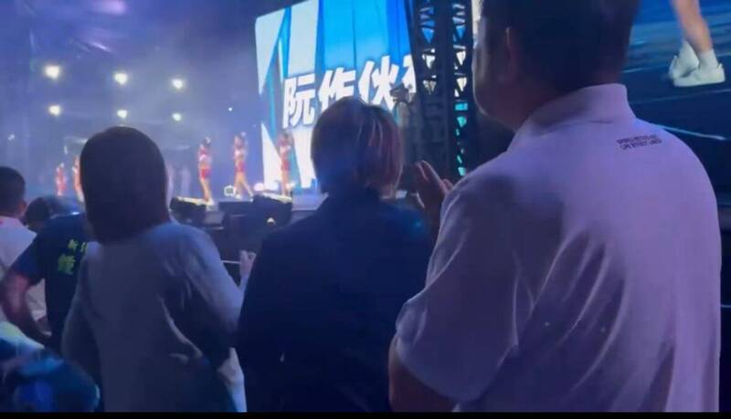 雙北世壯運接連出包，閉幕典禮又被網友發現，在演出過程竟將歌曲原本有的「台灣」消音，連大螢幕牆上的字幕都被改掉，讓網友痛批「蔣萬安（台北市長）跟侯友宜（新北市長）在世壯運直接公然搞言論審查」。   圖：翻攝threads