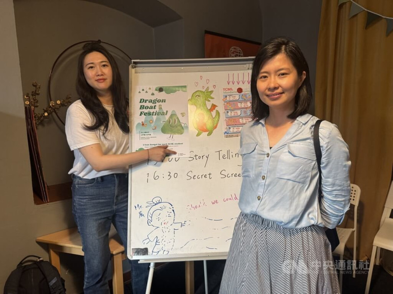 「捷克台灣協會」與「UAAT-ICU海外華語中心」5月31日在布拉格辦端午活動。捷克台灣協會會長徐夢婷(右)表示,這是推廣華語和台灣文化的好機會。華語教師簡佳紅(左)則表示,捷克學生能來這練習中文,也能真正感受到台灣文化的魅力。 圖/中央社
