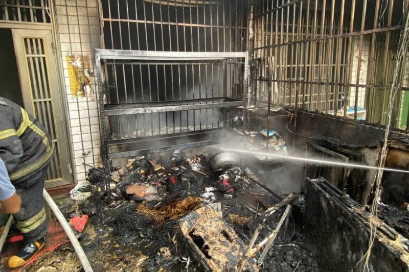 台南市鹽水區一處透天厝民宅1日上午發生火警，燃燒1樓車庫及客廳，其中70歲婦人一度受困3樓陽台，由消防人員救出，輕微嗆傷送醫。（讀者提供）中央社記者楊思瑞台南傳真  114年6月1日   