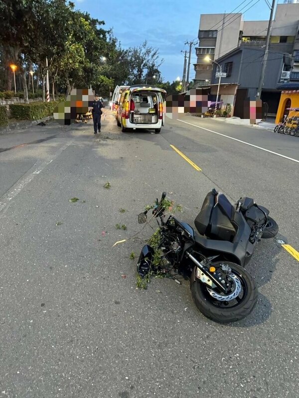 菲律賓籍歐姓男大生1日騎機車載同國籍的蘇姓男大生，沿高雄市旗津區旗津三路行駛，行經一處彎道時不明原因自撞，蘇男當場死亡、歐男送醫不治。（高雄市政府警察局鼓山分局提供）中央社記者張已亷傳真  114年6月1日   