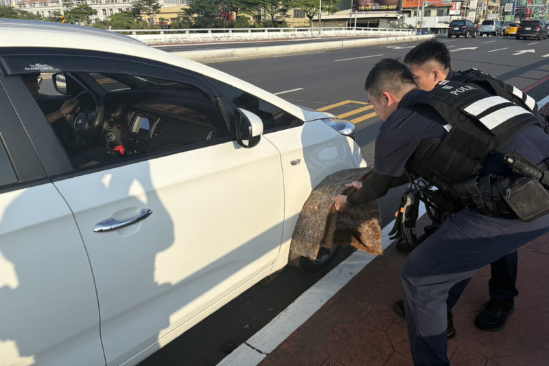 台南市1輛自小客車日前因行駛時不斷冒出白煙引起巡邏員警注意，警方攔停查看才發現車輛右前方輪胎處已捲入大片椰子墊，員警幫忙將部分椰子墊拉出，椰子墊已出現些微焦黑。（警方提供）中央社記者楊思瑞台南傳真  114年6月1日   
