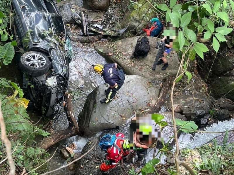 台中市消防局1日上午獲報，東勢區大雪山200林道旁15公尺深山谷有1輛自小客車墜落翻覆，警消到場將2名女子救出送醫、皆意識清楚。（翻攝照片）中央社記者蘇木春傳真  114年6月1日   