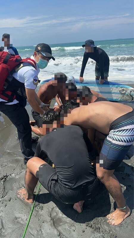 30歲許姓男子1日與女友到高雄市旗津區衝浪溺水，警消合力救援，將許男緊急送往醫院救治，許男經搶救仍宣告不治。（高雄市政府警察局鼓山分局提供）中央社記者張已亷傳真  114年6月1日   