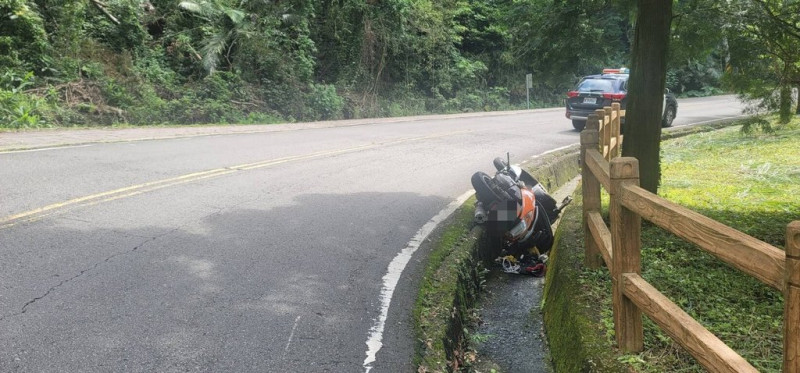 苗124線47公里處5月31日發生行車糾紛，72歲游姓男子持刀追砍59歲楊姓男子，楊男身中3刀送醫，警方循線逮捕游男到案，依殺人未遂罪嫌偵辦。（警方提供）中央社記者郭宣彣傳真  114年6月1日   