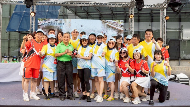 高市議會隊勇奪國際友誼賽龍舟大戰冠軍。   圖：高雄市議會/提供