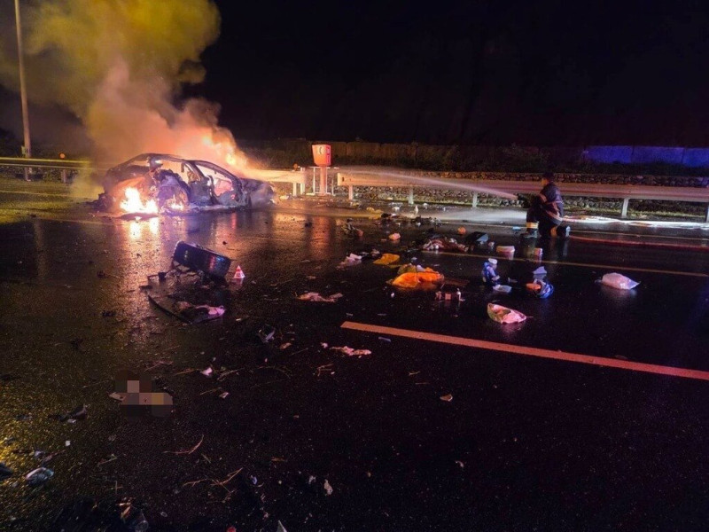 林姓男子2日凌晨開車行經高雄市田寮區中寮隧道出口時，車輛因不明原因撞擊護欄及橋墩，隨後失控滑行至外側車道起火燃燒，事故造成林男當場死亡，而火勢由消防人員在1時19分撲滅。（國道公路警察局第五公路警察大隊提供）中央社記者張已亷傳真  114年6月2日   