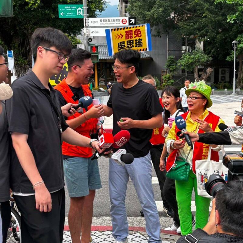 為了催出罷免吳思瑤連署，罷團召集人賴苡任1日找來民眾黨主席黃國昌來站台。   圖：翻攝自賴苡任臉書
