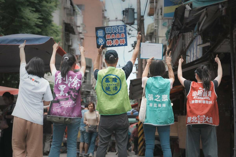 翁達瑞表示，民團與國民黨的對陣，戰績懸殊，二階段連署過門檻的立委人數：民團「31」，國民黨「0」，直言「阿美們打敗了朱立倫！」   圖：取自剷除黑芯-信義南松山罷免團隊臉書（資料照 )