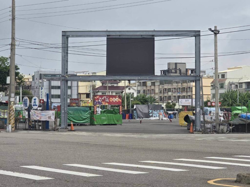 台中市42歲王姓男子1日在清水區五權路夜市和友人聊天，突遭人持斧頭砍傷，送醫無生命危險；警方初步了解，持斧頭者與王男為兄弟關係，因家產糾紛，感情不睦，警詢後依殺人未遂罪嫌將王男移請台中地檢署偵辦。（民眾提供）中央社記者趙麗妍傳真  114年6月2日   