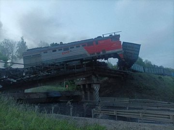 在烏軍發起「蜘蛛網行動」的同時,俄羅斯境內也傳出多起橋樑倒塌、鐵路爆炸的事故,甚至連莫斯科的橡膠鞋工廠也發生火災,許多網友猜測相關事件也可能與烏軍的蜘蛛網行動襲擊行動有關。 圖:翻攝自 @nexta_tv X 帳號