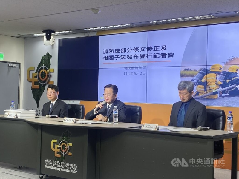 消防法部分條文修正及子法6月施行，消防署2日舉行發布施行記者會，消防署長蕭煥章（中）在會中表示，公共安全方面，將要求廠商落實設備維護及安全管理之責，並全面強化職安配套與權益，將職安意識根植消防DNA。中央社記者黃麗芸攝  114年6月2日   