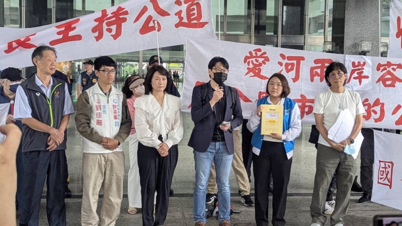 高雄國賓飯店自救會要求市府依據第四方鑑定結果，重新查核國賓飯店危樓判定及不當容積獎勵核准。   圖：高雄國賓飯店自救會/提供