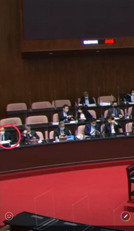 民眾黨立委黃國昌今（2日）在立法院質詢時公開檢舉，法務部也有相同案例，前法務部長蔡清祥於2021年9月17日曾在上班時間搭公務車陪好友找「聯合再生」公司喬私人訴訟。蔡清祥隨後發出聲明並以當天在立院議場的照片駁斥。   圖：蔡清祥提供
