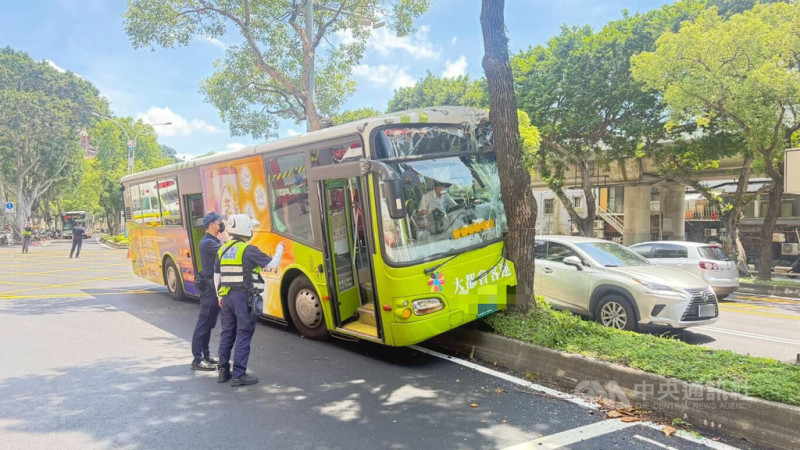 台北市士林區中山北路五段2日中午發生大都會客運公車自撞路樹意外，造成6人輕傷。（翻攝照片）中央社記者黃麗芸傳真  114年6月2日   