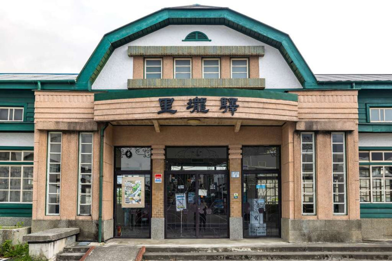 關山舊站房建築造型左右對稱,其屋頂則是兩段式傾斜的半五角形造型,為19世紀法國見的公共建設屋頂樣式。 圖:翻攝自台東觀光旅遊網