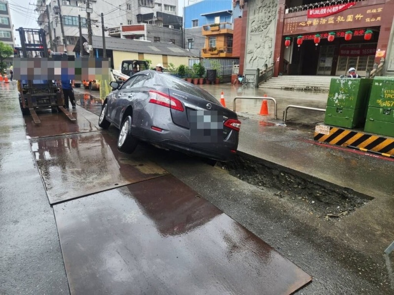 高雄市政府水利局在岡山區進行污水下水道埋管工程，62歲蘇姓男子2日欲進入工區旁保養廠保養車子，請義交人員開放封閉道路的臨時交維設施，讓車輛得以駛入，過程中蘇男車輛不慎掉入管溝。（高雄市政府警察局岡山分局提供）中央社記者張已亷傳真  114年6月2日   